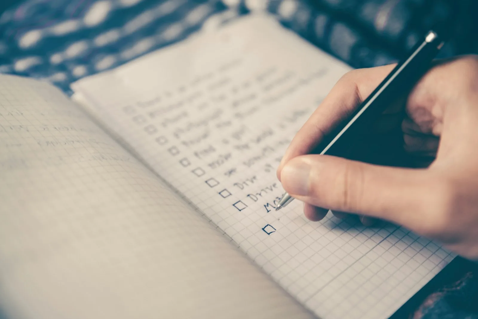 Checklist notebook for avoiding beginner index fund mistakes